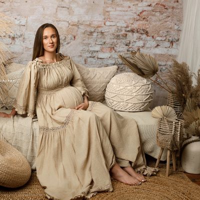 Maternity session in studio boho